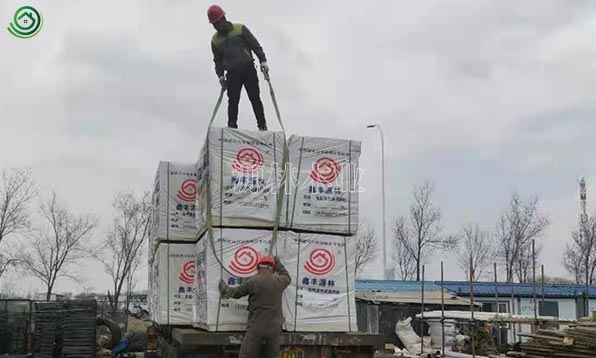 呼和浩特_石家庄工地建筑模板木方到货卸车